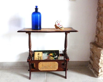 Mesa auxiliar de madera y caña con revistero, mueble de salón de los años 50, mesa auxiliar de sofá, accesorio de mesa de salón de madera.