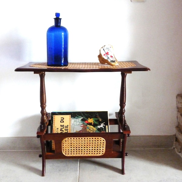 Table d'appoint bois et cannage avec range-magazines, meuble de salon des années 1950, table bout de canapé, accessoire table bois de salon.