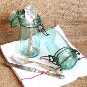 Set van 2 oude groene glazen potten, inmaakpotten, glazen keukencadeaudecor, keukengereihouder, zero waste Frankrijk. afbeelding 1