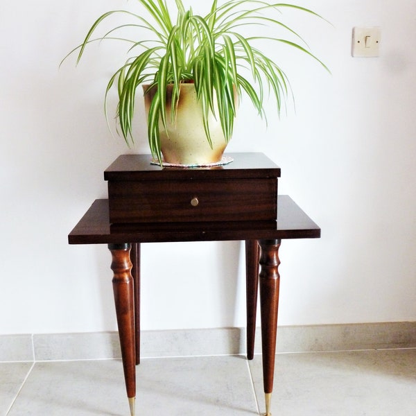 Table de chevet des années 1950, table de nuit des années 1950, table nuit bois avec tiroir, bout de canapé bois, décor maison de campagne.