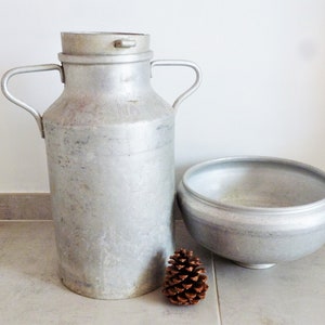Aluminum milk jug, vintage milk jug, vintage dairy milk collection can, aluminum container, country kitchen decor, French farmhouse gift.