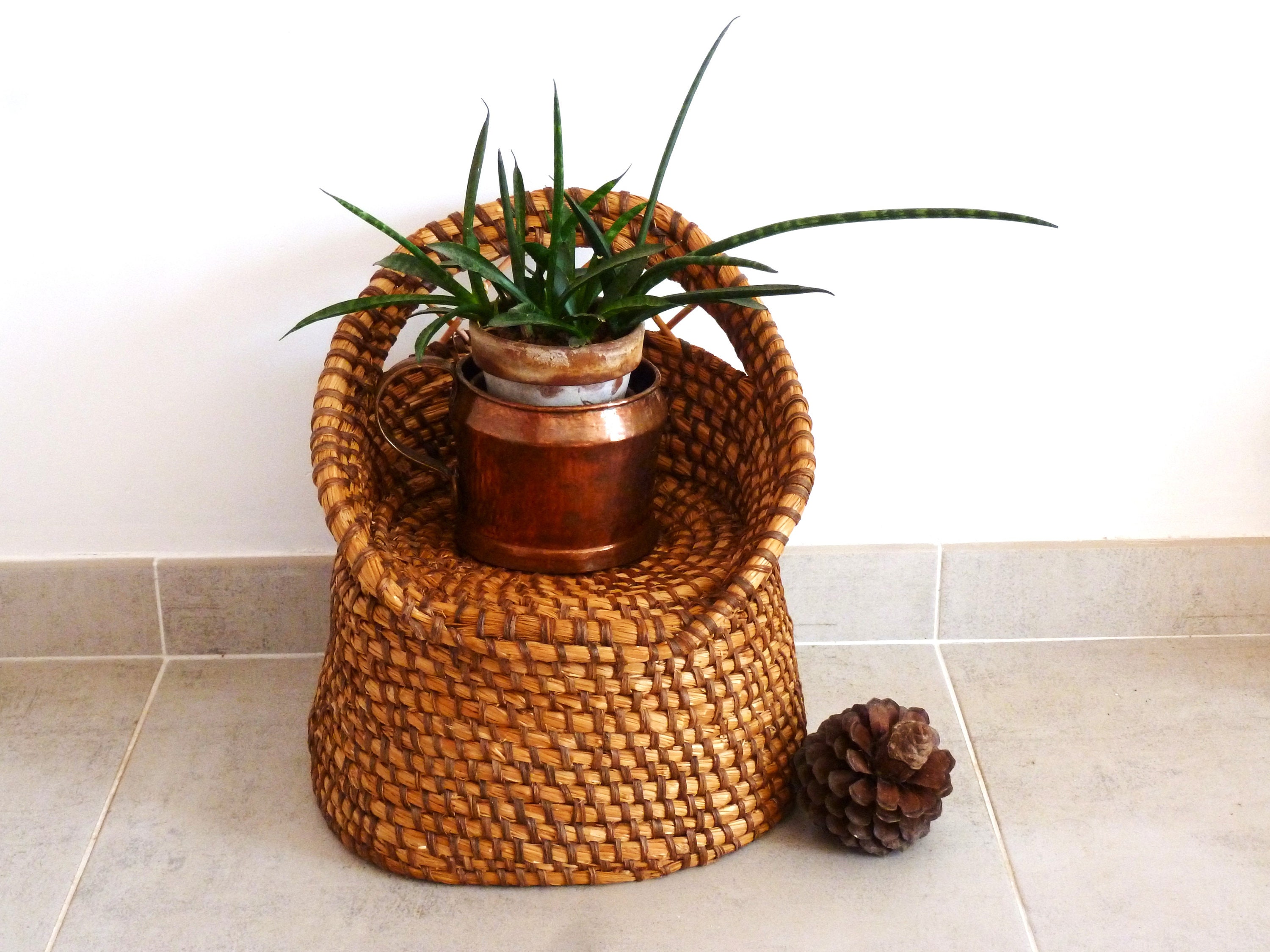 Chaise De Décoration En Paille Tressée, Fauteuil Décoration, Décor Campagne Paille, Art Populaire Français, Déco Cuisine Rustique