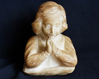 Busto escultura de niña G. Viti en oración en alabastro, escultura art deco de niña, escultor italiano G. Viti, antigüedad de alabastro.