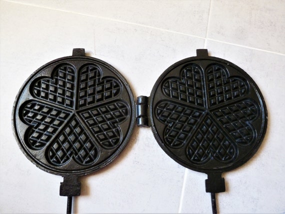 Antigua gofrera de hierro fundido pintada de negro molde para gofres antiguo molde para tartas vintage decoracion de chimenea de hierro fundido decoracion de casa de campo. Etsy Mexico