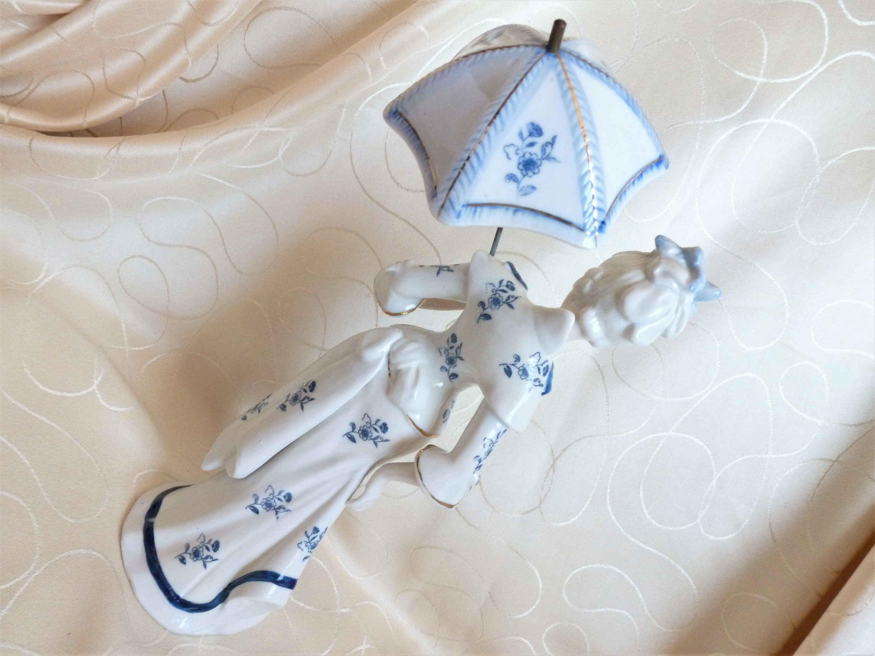 ビクトリア朝の陶器の女性の置物、陶器の傘、ロマンチックな女性の像