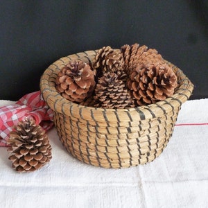 Cesta de paja de centeno antigua, cesta de paja tejida, cesta de fruta de paja, arte popular francés, cocina rústica. imagen 1