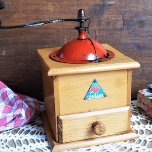 Antique coffee grinder, vintage spice grinder, vintage kitchen accessory, rustic kitchen deco, French kitchen gift, French housewarming gift