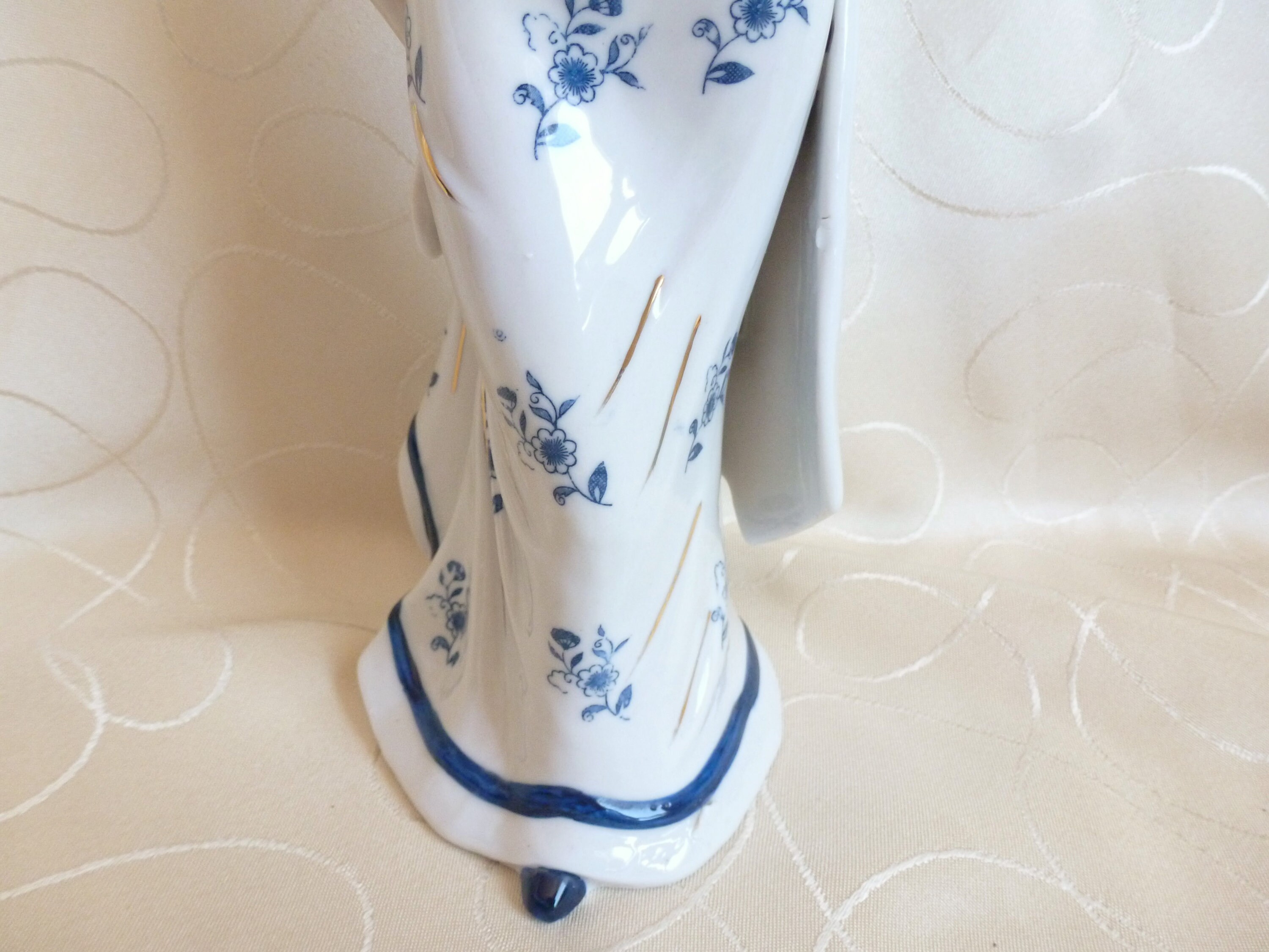 ビクトリア朝の陶器の女性の置物、陶器の傘、ロマンチックな女性の像