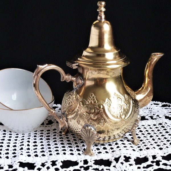 Théière marocaine en laiton, Serveuse à thé ou café en laiton du Magreb, bouilloire en métal, cafetière gravée en métal, idée cadeau amie.