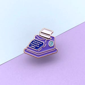 Vintage Typewriter Enamel Pin: A Perfect Accessory for Writers and Literature Lovers