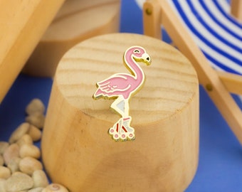 Tropischer Flamingo Skater Emaille Pin - Pinker Flamingo in Rollschuhen im Urlaub