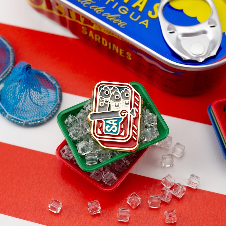 Konserverade sardiner Emaljpin – Tinned Fish Club bild 2