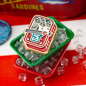 Konserverade sardiner Emaljpin – Tinned Fish Club bild 3