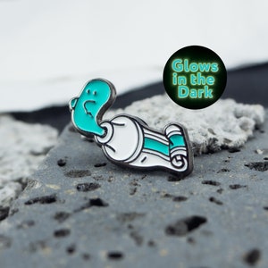Zahnpasta Tube Emaille Pin (Glow in the Dark) – Süßer Halloween Geist | Verspielter Special Effects Pin
