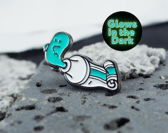 Zahnpasta Tube Emaille Pin (Glow in the Dark) – Süßer Halloween Geist | Verspielter Special Effects Pin