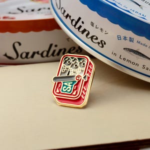 Konserverade sardiner Emaljpin – Tinned Fish Club bild 7
