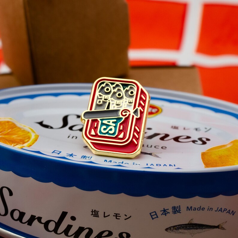 Konserverade sardiner Emaljpin – Tinned Fish Club bild 8