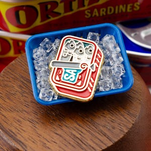 Konserverade sardiner Emaljpin – Tinned Fish Club bild 4