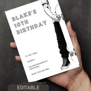 以下が含まれることがあります： スケートボードに乗っている人のグラフィックが描かれた白黒の誕生日招待状。招待状には、「BLAKE'S 10TH BIRTHDAY」、「17/06/2024」、「10.00am」、「123 ANYWWHERE ST ANYTOWN」、「RSVP: 1234 567 890」のテキストが含まれています。