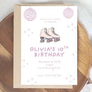 Könnte beinhalten: Eine rosa Geburtstagseinladung mit Rollschuh-Illustrationen und dem Text "Olivia's 10th Birthday". Die Einladung enthält Datum, Uhrzeit und Ort. Das Design zeigt Discokugeln und Sterne auf weißem Hintergrund.