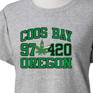 COOS BAY OREGON 97420 Stoned Leaf - basic damest-shirt - volwassen maten S-3XL - marihuanapot 420 legale portland joint postcode wiet