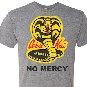 COBRA KAI No Mercy - Premium T-Shirt - Tri Blends/Blends/Soft Cotton/Ringer/Raglans/Tank Tops - bitte schauen Sie sich @ Bilder an, um alle 42 Optionen zu sehen