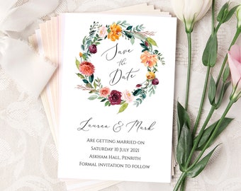 Tarjeta de invitación "Reserva la fecha" con corona floral, tonos melocotón y burdeos (Descarga digital)