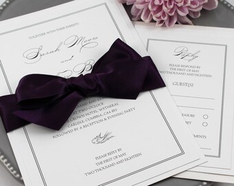 Ejemplo de invitación de boda con lazo morado – Elegante caligrafía, diseño clásico