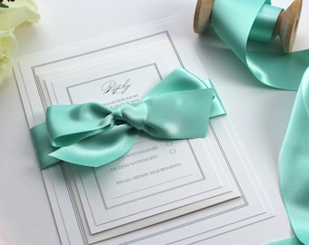 Invitación de boda con lazo verde menta – Ejemplo de elegante caligrafía