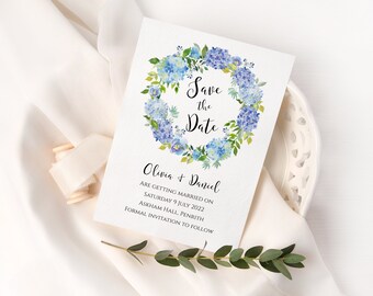 Tarjeta de invitación "Reserva la fecha" con corona de hortensias azules (descarga digital)