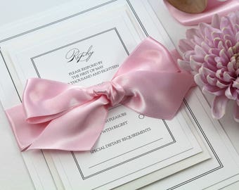 Ejemplo de invitación de boda con elegante caligrafía: lazo rosa pálido, diseño clásico