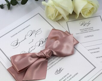 Ejemplo de invitación de boda rosa rubor – Letra cursiva elegante, con lazo