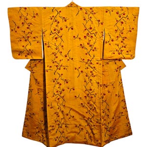 Puede incluir: Un juego de tres tazas de cerámica con un acabado mate moteado. Las tazas son de color crema, gris claro y gris oscuro. Cada taza tiene un diseño simple y minimalista y un asa redondeada.