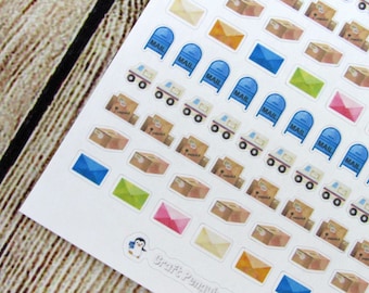 Può includere: Un foglio di adesivi con varie illustrazioni a tema postale, tra cui camion postali, cassette postali e buste di diversi colori. Gli adesivi sono stampati su carta bianca e hanno una finitura lucida.