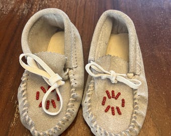 Baby White Moccasins Red Beads Size 5 Vintage Cherokee Indian handmade