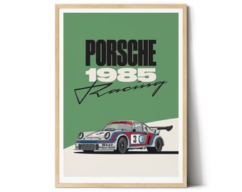 Może przedstawiać: Plakat w stylu vintage z zielonym tłem przedstawiający biały samochód wyścigowy Porsche z czerwonymi i niebieskimi akcentami. Tekst "PORSCHE 1985 Racing" jest w czarnych literach.