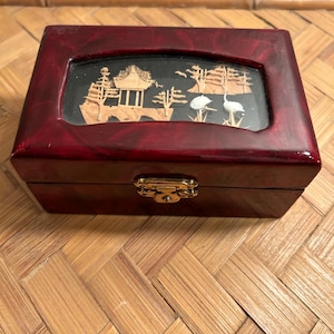 Vintage Chinese carved cork and lacquered Jewelry Trinket Box. Adorned with birds or cranes. Excellent vintage condition.