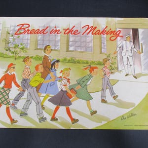 以下が含まれることがあります： 「Bread in the Making」と題されたヴィンテージイラスト。建物に向かって歩く子供たちのグループが描かれています。このアートワークは、カラフルな服を着た教師と子供たちを描いています。「Bread in the Making」というテキストは赤いスクリプトです。