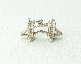 SILVER LONDON BRIDGE/CENTRAL LONDON CHARM W/SPLIT RING SILVER LONDON BRIDGE/CENTRAL LONDON CHARM W/SPLIT RING