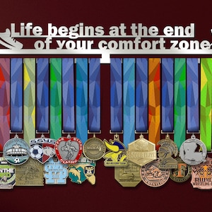 A vida começa no final do seu cabide de medalhas da zona de conforto, suportes de exibição de medalhas esportivas, rack de exibição de metal para decoração de casa e parede