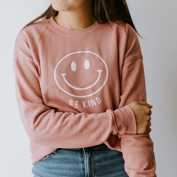 SimpleJoysShop Be Kind. Smiley Face Crewneck, Oversized Sweatshirt - Cozy Sweater - Shirts for Women - Positive Quotes - Jumper