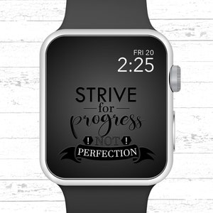 Puede incluir: Una esfera de reloj Apple en blanco y negro con el texto "STRIVE for progress NOT PERFECTION" mostrado en la pantalla. La hora es 2:25 y el día es FRI 20.
