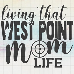 Puede incluir: Diseño gráfico en blanco y negro con el texto "living that West Point mom life". El gráfico incluye una silueta de una persona sosteniendo un rifle y un objetivo con una estrella.