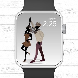 Könnte beinhalten: Eine silberne Smartwatch mit einem schwarzen Armband zeigt ein digitales Zifferblatt mit der Uhrzeit 2:25 und dem Datum FRI 20. Das Zifferblatt der Uhr zeigt eine stilisierte Illustration eines tanzenden Paares.