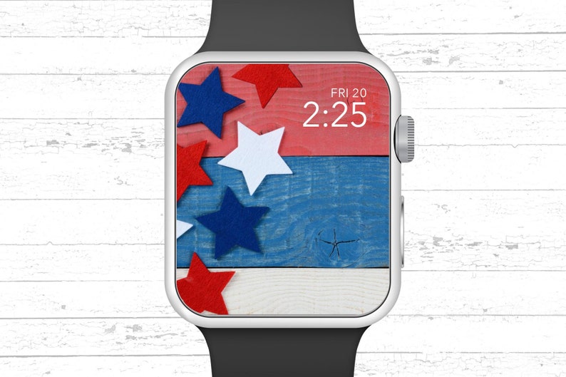Peut inclure: Une Apple Watch argent&eacute;e avec un bracelet noir affiche un cadran de montre sur le th&egrave;me du drapeau am&eacute;ricain rouge, blanc et bleu avec l'heure 2:25 et la date VEN 20.