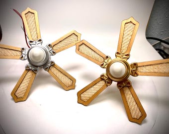 Ventilador de techo en miniatura para casa de muñecas a escala 1:6, funcional, con aspas de madera y rafia y luz LED.