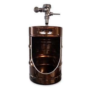 Könnte beinhalten: Ein braunes Metallfass mit einem silbernen Wasserhahn und Griff. Das Fass hat einen ausgeschnittenen Bereich auf der Vorderseite. Der Wasserhahn ist oben auf dem Fass montiert.