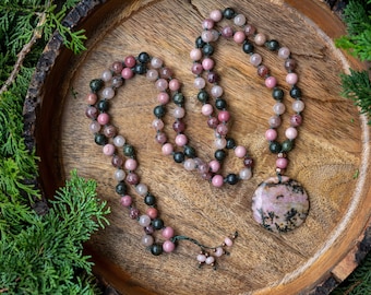 Colar Mala Aligned Energy 108: Serpentina, Quartzo Morango, Rodonita - Pedras de Cura