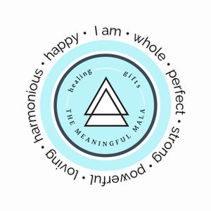 Op de afbeelding: Een lichtblauwe cirkel met de woorden "The Meaningful Mala" in een zwarte cirkel erbinnen. De woorden "healing", "gifts" en "mala" staan in een cirkel rond de binnenste cirkel. Een zwarte driehoek met een witte binnenkant bevindt zich in het midden van de binnenste cirkel. De buitenste cirkel heeft de woorden "harmonious", "happy", "I am", "whole", "perfect", "strong", "powerful", "loving" eromheen geschreven.