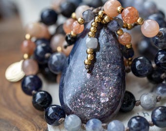 Colar Inner Horizon 108 Mala, com Iolita + Pedra do Sol para navegar pelas mudanças com calma e coragem.
